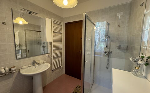 Il Volo Del Nibbio: Arreglo De Tubería, Piso, Baño, Lavabo Del Baño, Suelo, Diseño De Interiores, Lavabo, Grifo, Plomería, Habitación