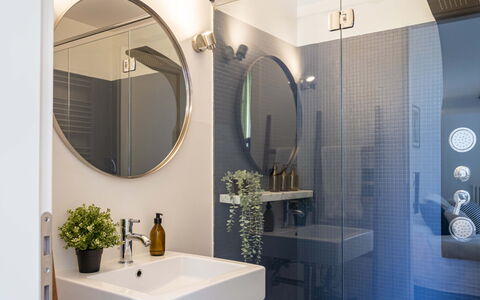 Green Suite Florence: Baño, Arreglo De Tubería, Diseño De Interiores, Espejo, Lavabo Del Baño, Piso, Suelo, Lavabo, Lámpara, Encendiendo