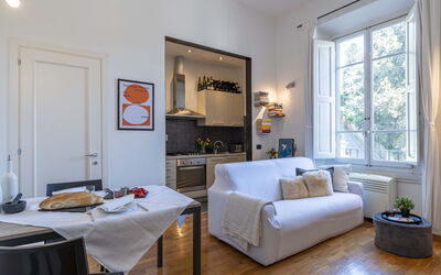 Green Suite Florence: Mueble, Diseño De Interiores, Piso, Habitación, Mesa, Sofá, Suelo, Techo, Sala, Silla