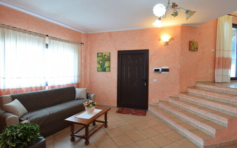 Belvedere Apartment Ac, Budoni: Mueble, Diseño De Interiores, Piso, Suelo, Sofá, Techo, Habitación, Encendiendo, Sala, Mesa