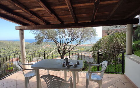 Belvedere Apartment Ac, Budoni: Mueble, Mesa, Silla, Mueble Para Exteriores, Cocina Y Comedor Mesa, Suelo, Mesa Al Aire Libre, Porche, Balcón, Manchas De Madera