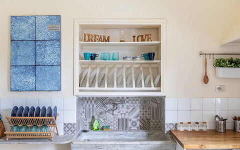 Villa Amelia: Cocina, Diseño De Interiores, Estantería, Mostrador, Estante, Pintar, Manchas De Madera, Material Natural, Cerámico, Loseta