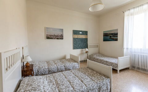 Villa Amelia: Cama, Habitación, Pared, Mueble, Diseño De Interiores, Madera, Suelo, Sábana, Lecho, Piso
