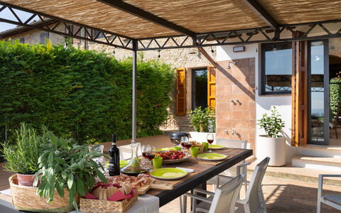 Casa Meletta: Mueble, Mesa, Silla, Mueble Para Exteriores, Mesa Al Aire Libre, Cocina Y Comedor Mesa, Sombra, Jardín, Estructura Al Aire Libre, Maceta