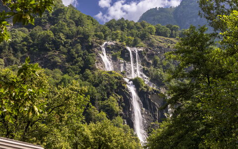 Marconi: Cascada, Accidentes Geográficos Montañosas, Naturaleza, Cuerpo De Agua, Montaña, Entorno Natural, Paisaje Natural, Vegetación, Tierras Altas, Paisaje