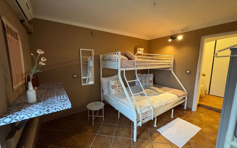 Cottage Wisteria: Mueble, Habitación, Cama, Diseño De Interiores, Suelo, Piso, Lecho, Sábana, Habitación, Techo