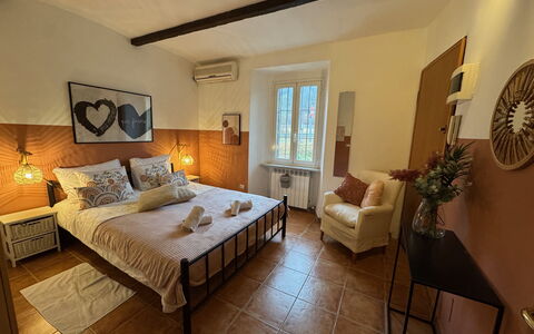 Cottage Wisteria: Mueble, Madera, Diseño De Interiores, Piso, Suelo, Cama, Habitación, Linos, Techo, Sábana