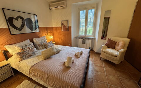 Cottage Wisteria: Mueble, Madera, Suelo, Piso, Habitación, Diseño De Interiores, Cama, Linos, Habitación, Encendiendo