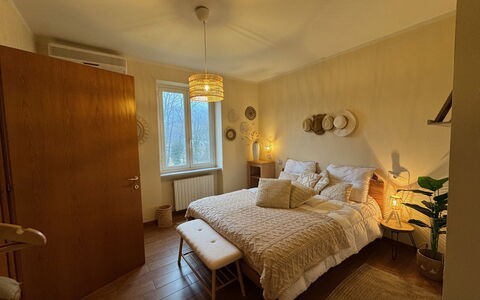 Cottage Wisteria: Mueble, Cama, Diseño De Interiores, Habitación, Lecho, Suelo, Piso, Pared, Sábana, Madera