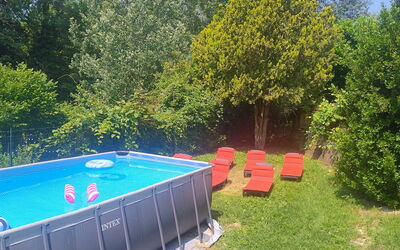 Cottage Wisteria: Jardín, Césped, Patio Interior, Ocio, El Plastico, Sombra, Yarda, Piscina, Parque