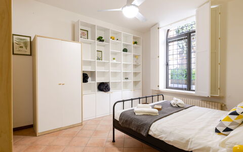 Movie Suite Jesi: Mueble, Diseño De Interiores, Piso, Pared, Suelo, Habitación, Estante, Cama, Madera, Estantería