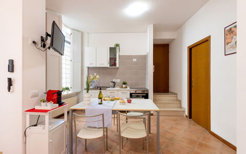 Movie Suite Jesi: Mueble, Diseño De Interiores, Madera, Piso, Cocina, Suelo, Silla, Habitación, Mesa, Aparato De Cocina