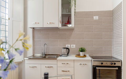Movie Suite Jesi: Cocina, Mostrador, Aparato De Cocina, Gabinetes, Electrodoméstico, Mueble, Madera, Diseño De Interiores, Fregadero, Casa