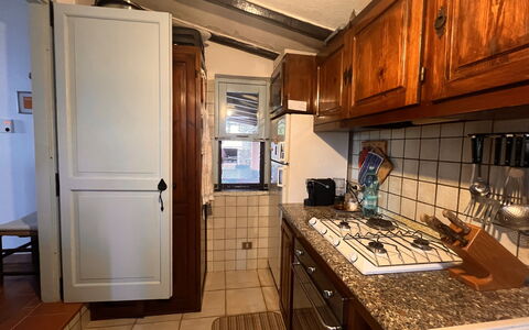 Villetta Oasi Belvedere, Budoni, Wifi, Ac: Mostrador, Cocina, Gabinetes, Piso, Electrodoméstico, Madera, Aparato De Cocina, Mueble, Diseño De Interiores, Suelo