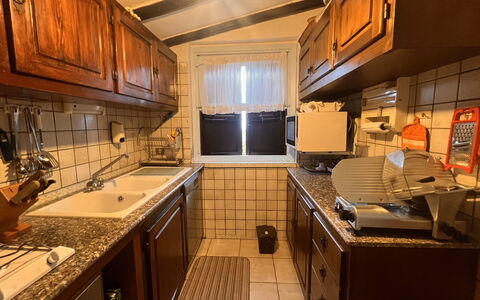 Villetta Oasi Belvedere, Budoni, Wifi, Ac: Cocina, Mostrador, Electrodoméstico, Gabinetes, Madera, Piso, Diseño De Interiores, Aparato De Cocina, Mueble, Suelo