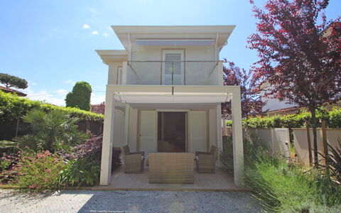 Casa Simonetta: Casa, Barrio Residencial, Casa, Arquitectura, Arbusto, Puerta, Porche, Inmuebles, Jardín, Inicio De La Puerta