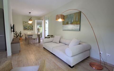 Casa Simonetta: Mueble, Diseño De Interiores, Piso, Sofá, Pared, Suelo, Sala, Madera, Techo, Habitación