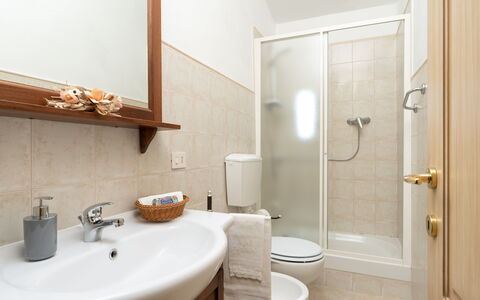 Villa Gori: Piso, Lavabo Del Baño, Diseño De Interiores, Suelo, Arreglo De Tubería, Baño, Lavabo, Baño, Asiento Del Baño, Mueble