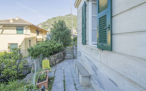 Central Cozy Nest With Parking, Bogliasco: Pared, Material Compuesto, Puerta, Hormigón, Sombra, Planta De Casa, Losa, Maceta, Balcón, Escalera