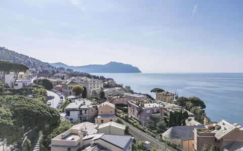 Central Cozy Nest With Parking, Bogliasco: Agua, Cuerpo De Agua, Costa, Barrio Residencial, Costeras Y Los Accidentes Geográficos Oceánico, Horizonte, Mar, Casa, Casa, Asentamientos Humanos
