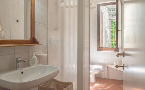 Casa Carla: Madera, Piso, Diseño De Interiores, Suelo, Arreglo De Tubería, Baño, Lavabo Del Baño, Habitación, Techo, Encendiendo
