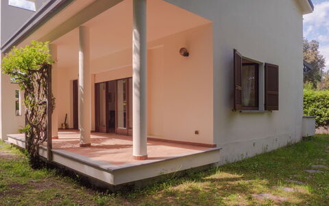 Casa Carla: Casa, Barrio Residencial, Puerta, Columna, Porche, Sombra, Hormigón, Inicio De La Puerta, Inmuebles, Estructura Al Aire Libre