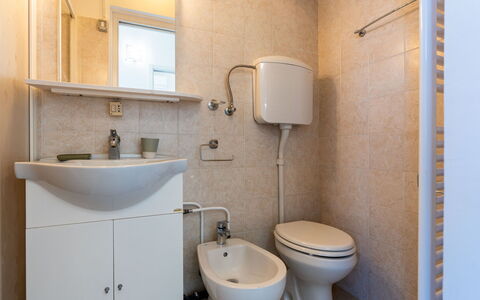 Sanremo 717: Baño, Arreglo De Tubería, Lavabo Del Baño, Lavabo, Piso, Suelo, Baño, Diseño De Interiores, Asiento Del Baño, Grifo