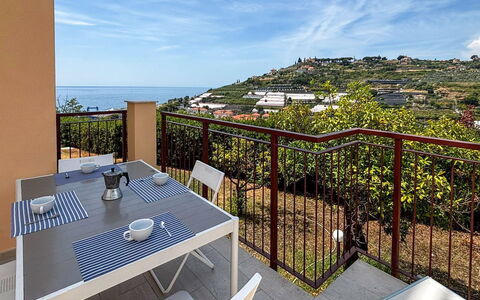 Sanremo 717: Mueble, Cocina Y Comedor Mesa, Silla, Suelo, Mar, Balcón, Oceano, Recurso, Eco Hotel, Comedor