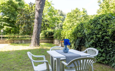 Suite Vogel: Mueble, Mueble Para Exteriores, Silla, Sombra, Jardín, Mesa Al Aire Libre, Césped, Patio Interior, Yarda, Paisajismo