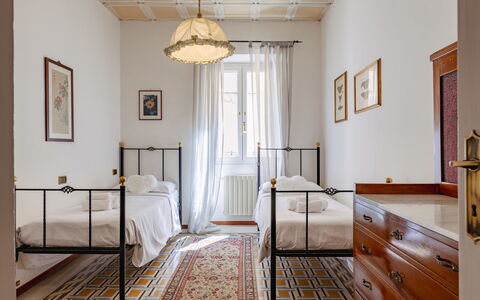 Operapartment: Diseño De Interiores, Piso, Habitación, Pared, Cama, Mueble, Suelo, Madera, Sábana, Lecho
