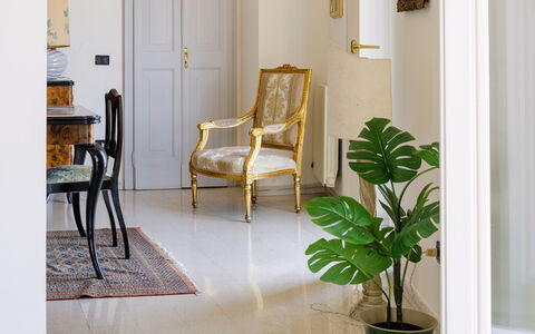 Operapartment: Mueble, Diseño De Interiores, Amarillo, Piso, Suelo, Silla, Habitación, Sala, Suelos De Madera, Moldura
