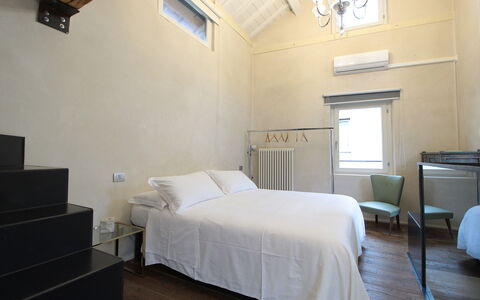 Design Loft, Romantic Retreat, Feltre: Pared, Diseño De Interiores, Suelo, Piso, Madera, Techo, Mueble, Cama, Habitación, Encendiendo