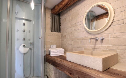 Design Loft, Romantic Retreat, Feltre: Pared, Arreglo De Tubería, Baño, Diseño De Interiores, Piso, Madera, Suelo, Lavabo Del Baño, Lavabo, Plomería