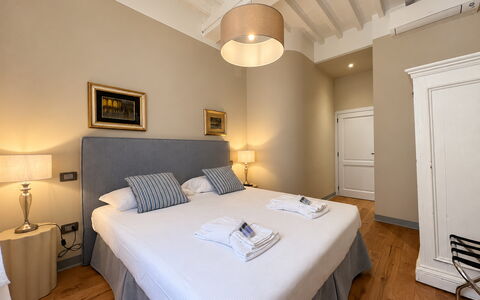 Via Roma 39: Cama, Habitación, Lecho, Sábana, Diseño De Interiores, Mueble, Marco De La Cama, Habitación, Linos, Suelo