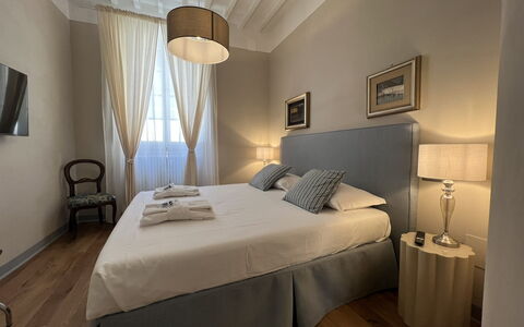 Via Roma 39: Habitación, Cama, Mueble, Diseño De Interiores, Sábana, Lecho, Textil, Suelo, Marco De La Cama, Habitación