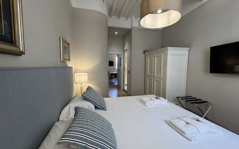 Via Roma 39: Cama, Habitación, Lecho, Sábana, Diseño De Interiores, Mueble, Suelo, Piso, Marco De La Cama, Habitación
