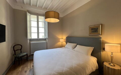 Via Roma 39: Cama, Habitación, Lecho, Sábana, Madera, Diseño De Interiores, Mueble, Suelo, Piso, Techo
