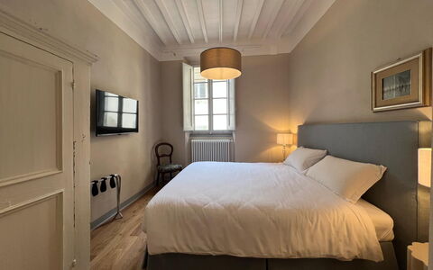 Via Roma 39: Diseño De Interiores, Madera, Habitación, Cama, Techo, Suelo, Mueble, Piso, Sábana, Lecho