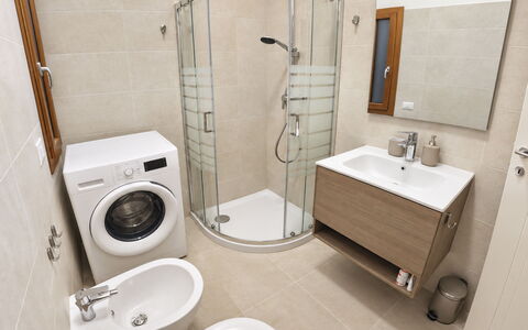 Harmony - Holiday and Workation: Baño, Arreglo De Tubería, Piso, Lavabo, Diseño De Interiores, Lavabo Del Baño, Suelo, Baño, Grifo, Mueble De Baño