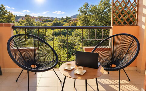 Harmony - Holiday and Workation: Mueble, Mueble Para Exteriores, Silla, Mesa Al Aire Libre, Manchas De Madera, Balcón, Sombra, Madera Dura, Brazo, Mesa De Café