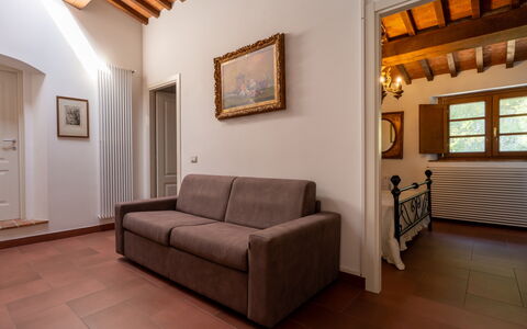 Tenuta i Mandorli, Pool, Wifi, Peccioli: Mueble, Diseño De Interiores, Piso, Pared, Madera, Suelo, Techo, Sofá, Habitación, Sala