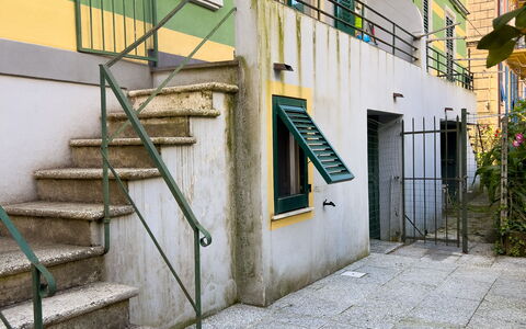 Corso Roma 15 Vacanze - Levanto: Pared, Verde, Escalera, Arquitectura, Pretil, Material Compuesto, Hierro, Metal, Hormigón, Balcón