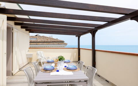 La Terrazza Sul Conero: Mueble, Diseño De Interiores, Mueble Para Exteriores, Suelo, Techo, Sombra, Silla, Estructura Al Aire Libre, Balcón, Recurso