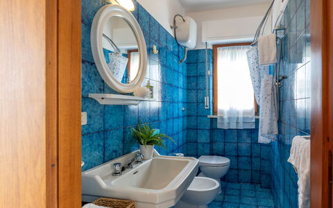 La Terrazza Sul Conero: Azul, Diseño De Interiores, Piso, Suelo, Arreglo De Tubería, Habitación, Loseta, Lavabo, Grifo, Baño