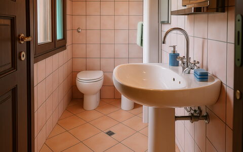 Casa Carletto, Abruzzo: Lavabo Del Baño, Baño, Arreglo De Tubería, Lavabo, Asiento Del Baño, Baño, Grifo, Diseño De Interiores, Plomería, Piso