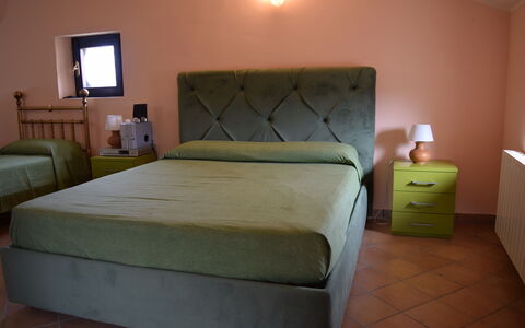 Casa Carletto, Abruzzo: Cama, Mueble, Habitación, Lecho, Sábana, Madera, Suelo, Piso, Diseño De Interiores, Linos