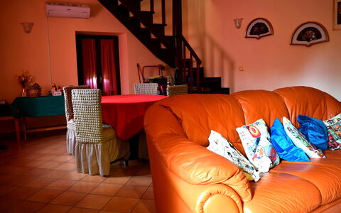 Casa Carletto, Abruzzo: Mueble, Diseño De Interiores, Piso, Suelo, Habitación, Naranja, Encendiendo, Sala, Sofá, Techo