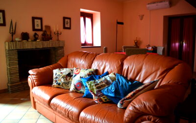 Casa Carletto, Abruzzo: Mueble, Sofá, Diseño De Interiores, Piso, Sala, Suelo, Madera, Habitación, Textil