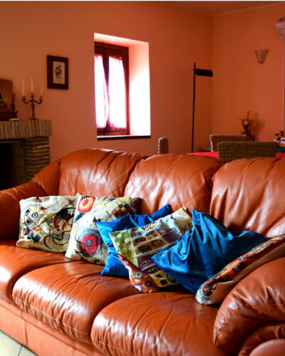 Casa Carletto, Abruzzo: Mueble, Sofá, Diseño De Interiores, Piso, Sala, Suelo, Madera, Habitación, Textil