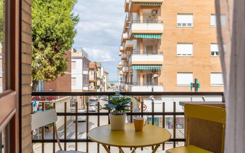 Casa Ballerini: Departamento, Balcón, Diseño Urbano, Condominio, Uso Mixto, Porche, Silla, Pretil, Manchas De Madera, Planta De Casa